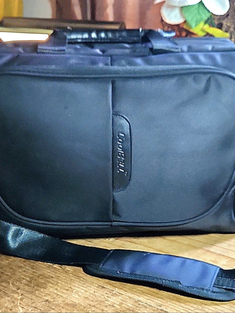 CoolBELL(TM) 15.6 inch Black Nylon Oxford Laptop Messanger Bag, Good